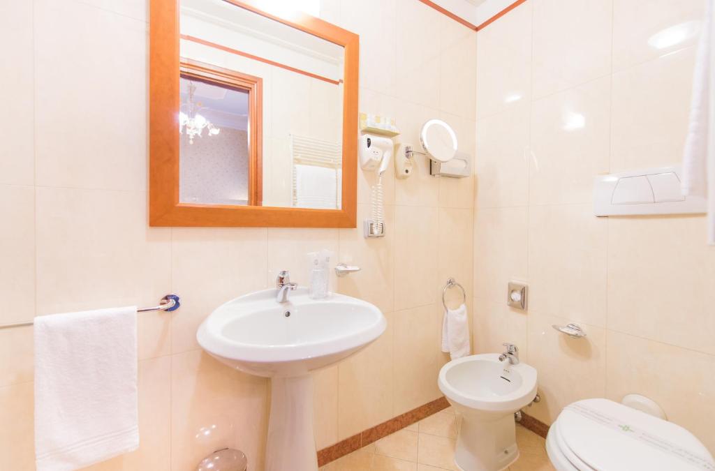 A bathroom at Diana Park Hotel