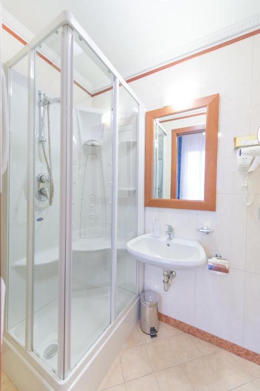 A bathroom at Diana Park Hotel