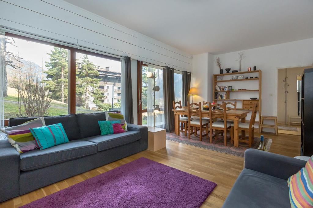 un salon avec un canapé et une salle à manger dans l'établissement Summit Apartment - Chamonix, à Chamonix-Mont-Blanc