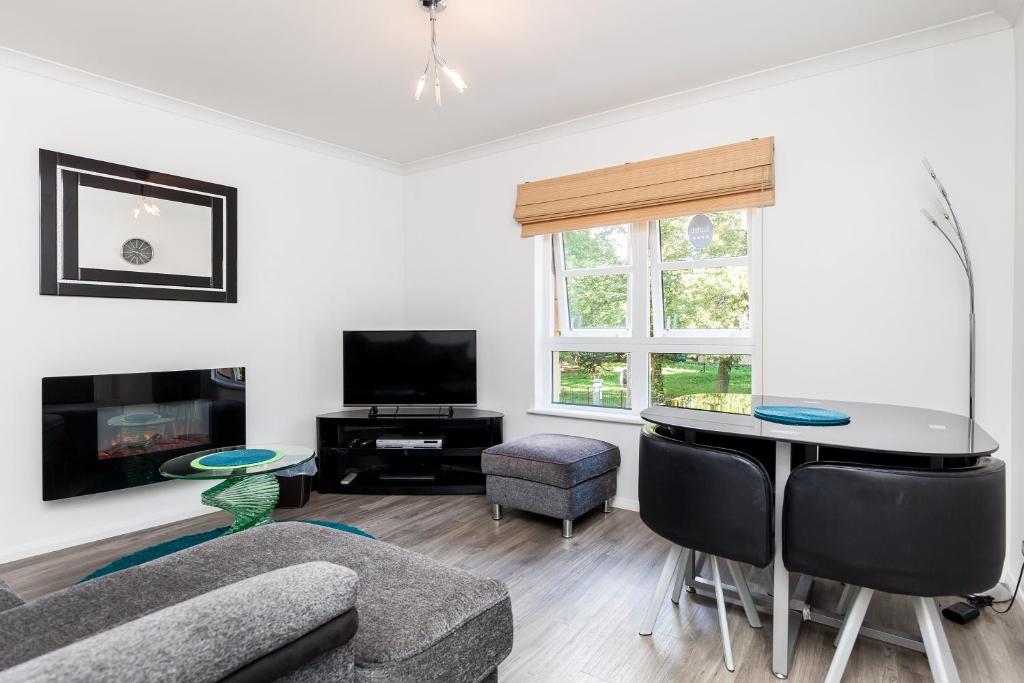 ein Wohnzimmer mit einem Sofa und einem Tisch in der Unterkunft Luxury City Centre Apartment in Edinburgh