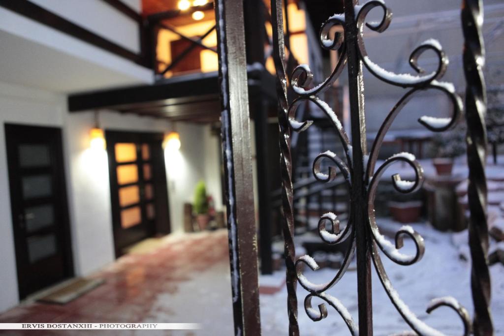 Fotografie z fotogalerie ubytování Guest House Bujtina Leon v destinaci Korçë