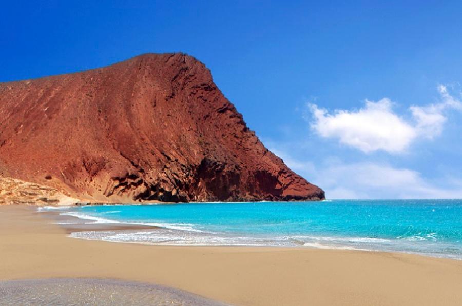 エル・メダノにあるEl Medanoの海辺の浜辺に座る山