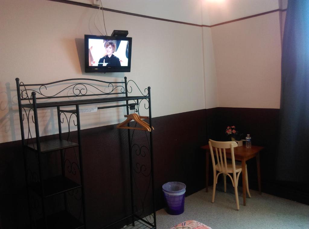 TV a/nebo společenská místnost v ubytování Hotel le Rallye