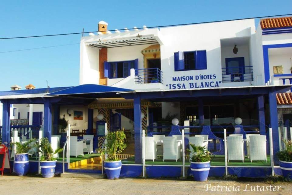 un edificio azul y blanco en Issablanca, en Oualidia