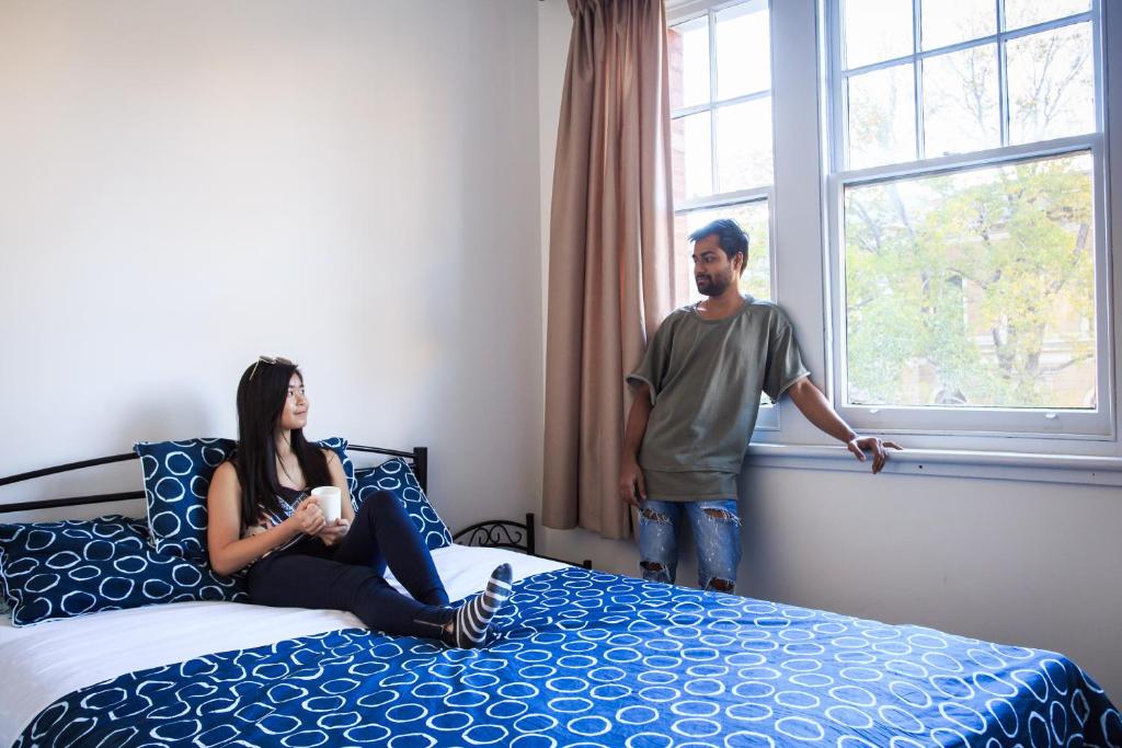 Postel nebo postele na pokoji v ubytování YHA Hobart Central
