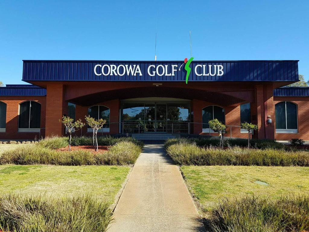un edificio con un cartel que lee el club de la corte corona en Corowa Golf Club Motel, en Corowa