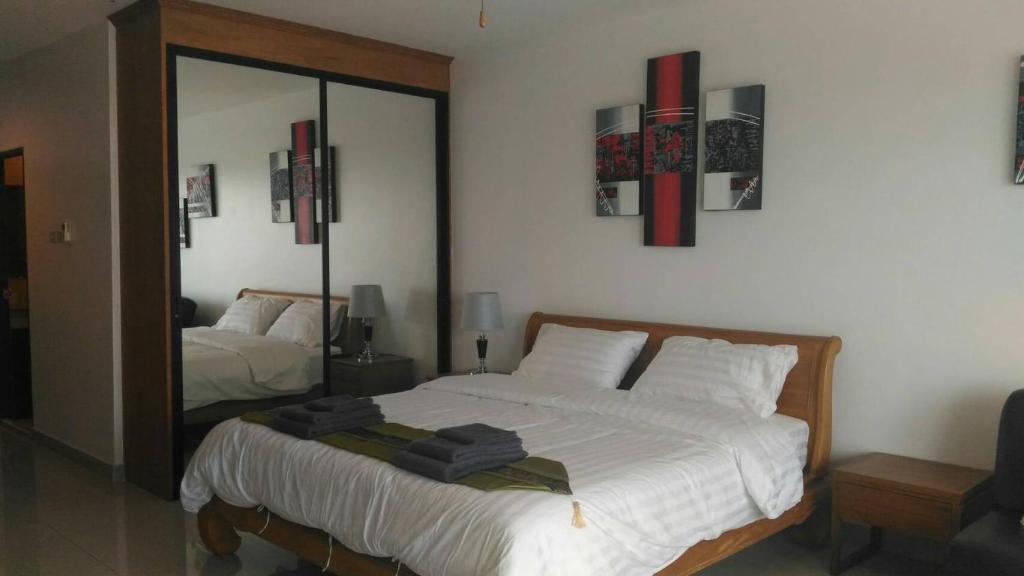 sypialnia z 2 łóżkami i dużym lustrem w obiekcie Studio View Talay 5C w Pattaya South
