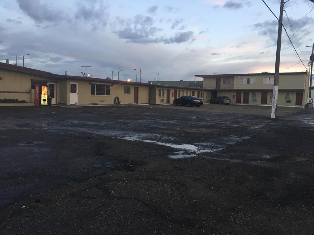 um parque de estacionamento vazio em frente a um edifício em Oregon Trail Motel em Ontario