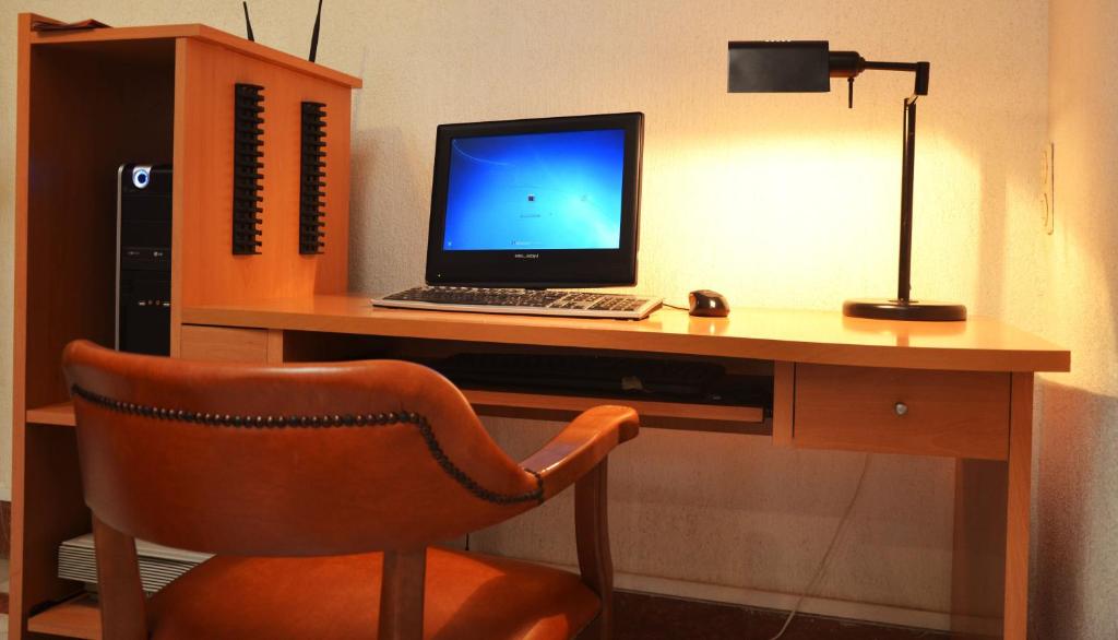 TV a/nebo společenská místnost v ubytování Hotel El Coloso