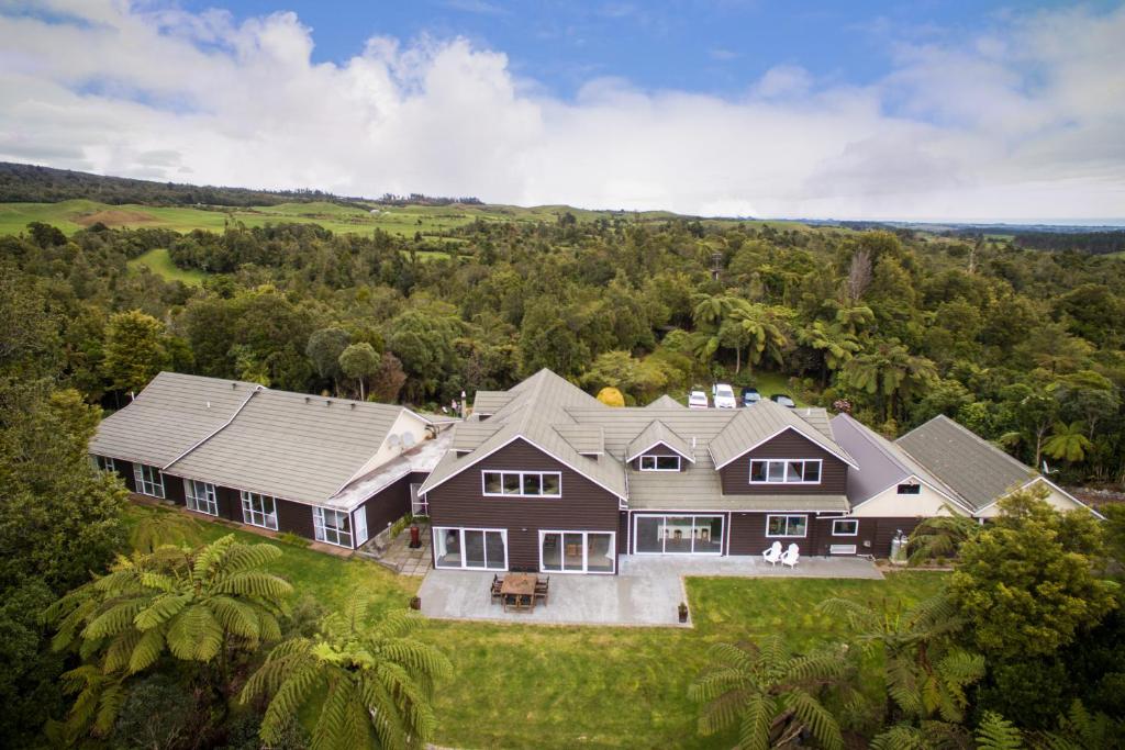 una vista aérea de una casa grande en Patuha Rainforest Retreat, en Okato