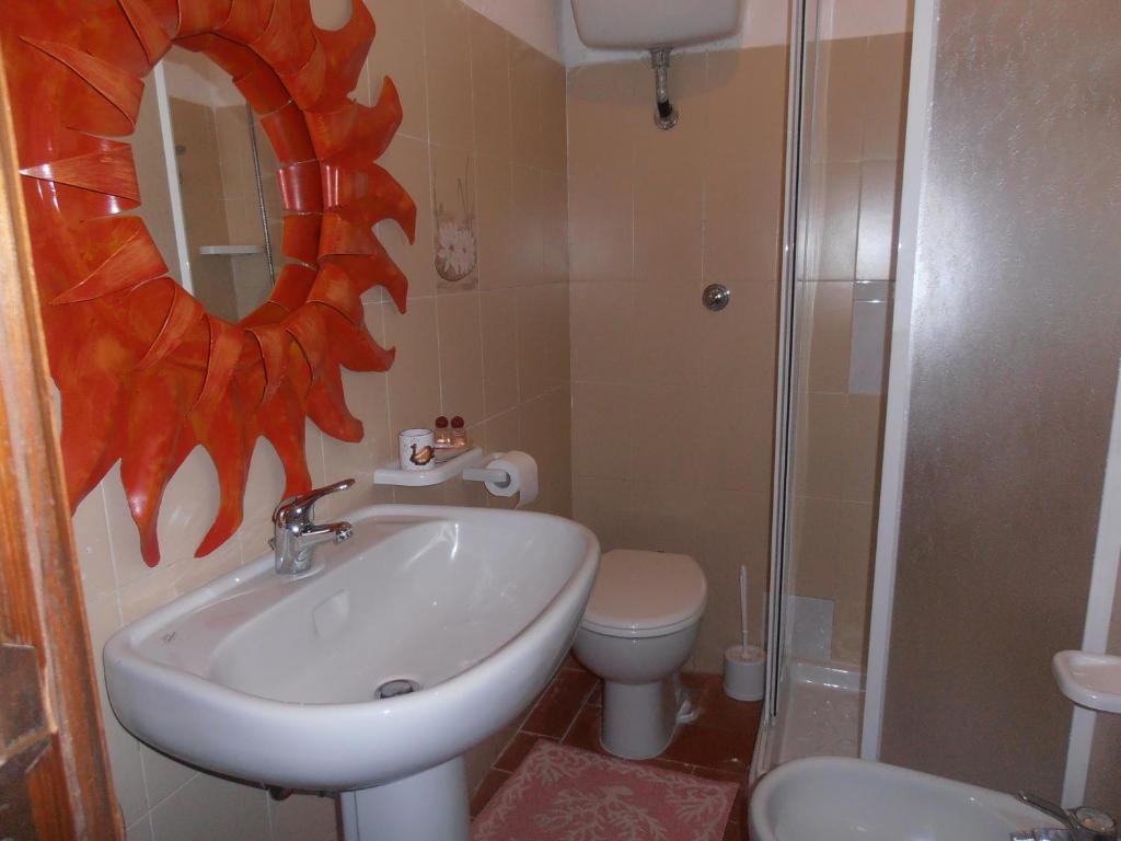 スティンティーノにあるLa Dea Madreのバスルーム(洗面台、トイレ、鏡付)