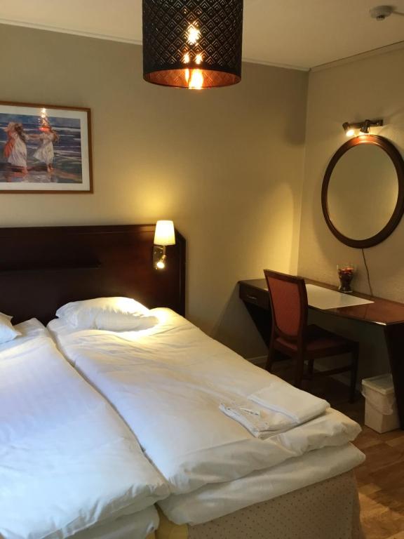 Postel nebo postele na pokoji v ubytování Dagsholm Hotell