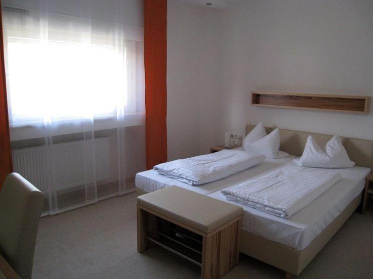 Giường trong phòng chung tại Hotel Barbarina