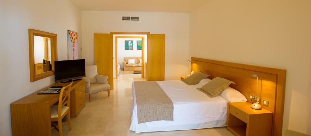 Postel nebo postele na pokoji v ubytování Hotel Bendinat