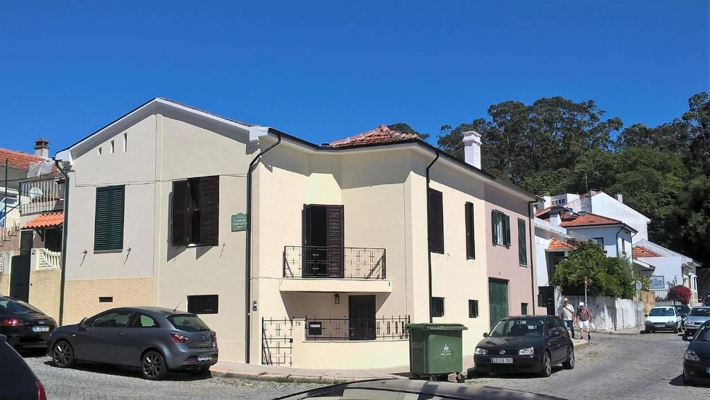 una casa blanca con coches aparcados en una calle en Silver Porto - AL en Oporto