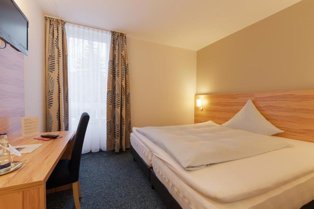 Postel nebo postele na pokoji v ubytování alfa hotel