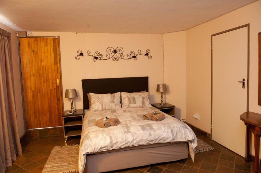 Un dormitorio con una cama con dos ositos de peluche. en 282 Guesthouse/Self-Catering, en Centurion
