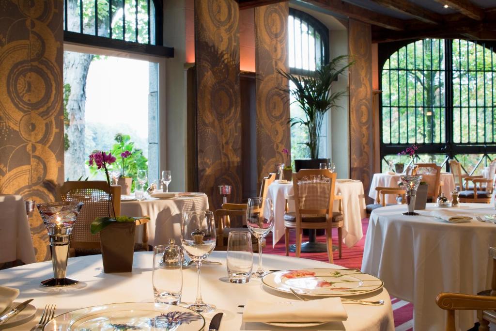 En restaurant eller et spisested p&aring; H&ocirc;tel &amp; Spa de La Bretesche
