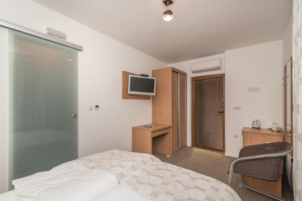 Televízia a/alebo spoločenská miestnosť v ubytovaní Villa Lucica Trogir