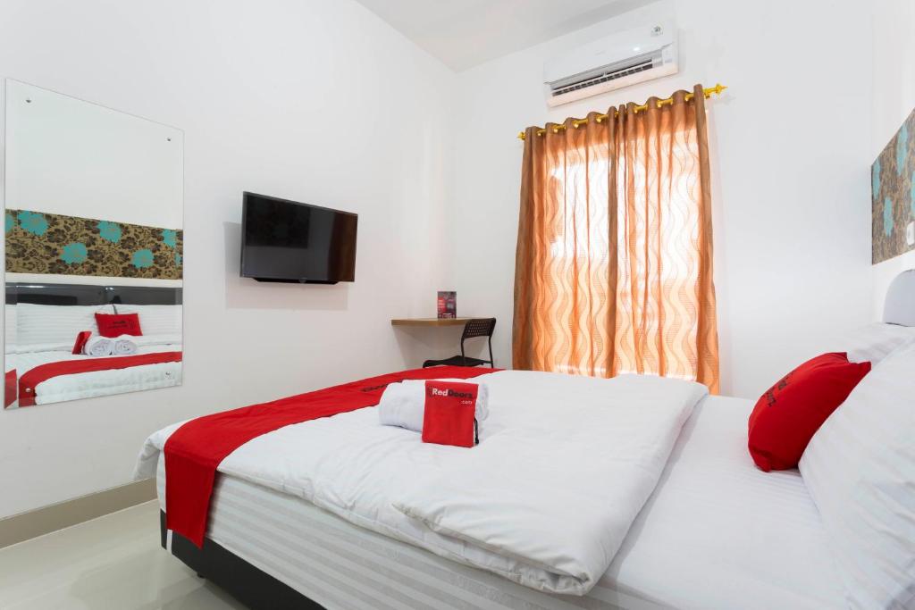 Postel nebo postele na pokoji v ubytování RedDoorz Plus @ Boulevard Residence BSD