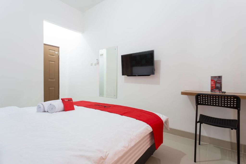 Postel nebo postele na pokoji v ubytování RedDoorz Plus @ Boulevard Residence BSD