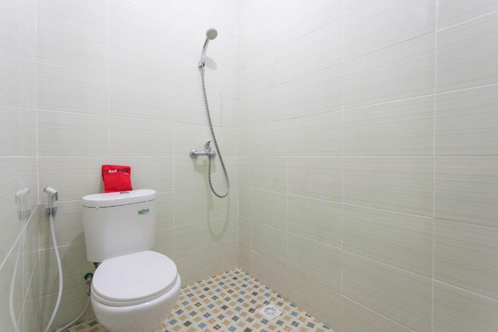 Koupelna v ubytování RedDoorz Plus @ Boulevard Residence BSD