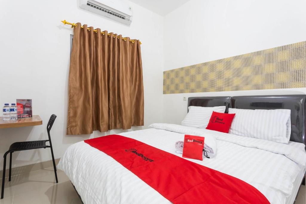 Postel nebo postele na pokoji v ubytování RedDoorz Plus @ Boulevard Residence BSD