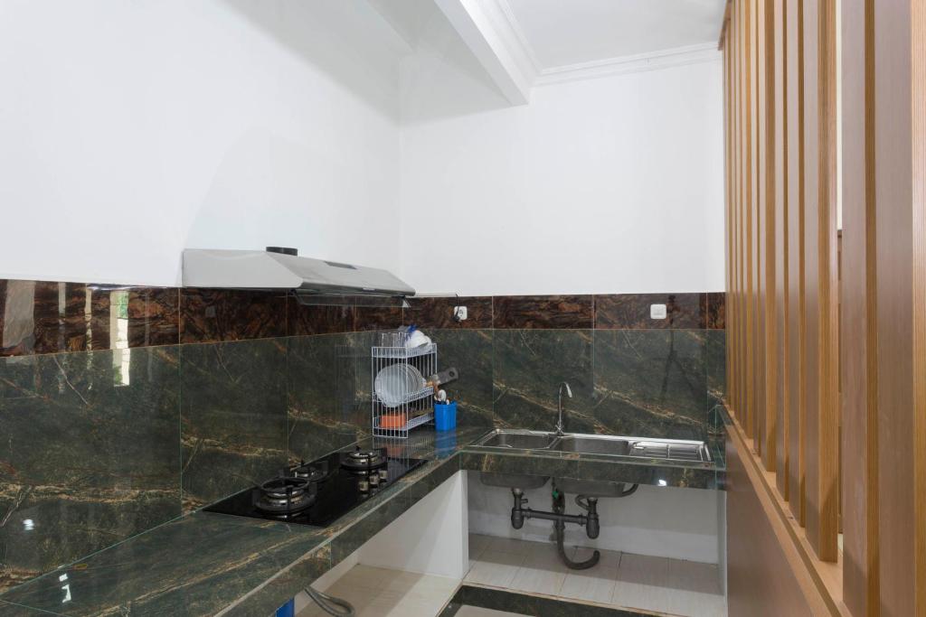 Kuchyň nebo kuchyňský kout v ubytování RedDoorz Plus @ Boulevard Residence BSD