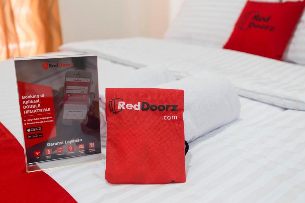 Postel nebo postele na pokoji v ubytování RedDoorz Plus @ Boulevard Residence BSD