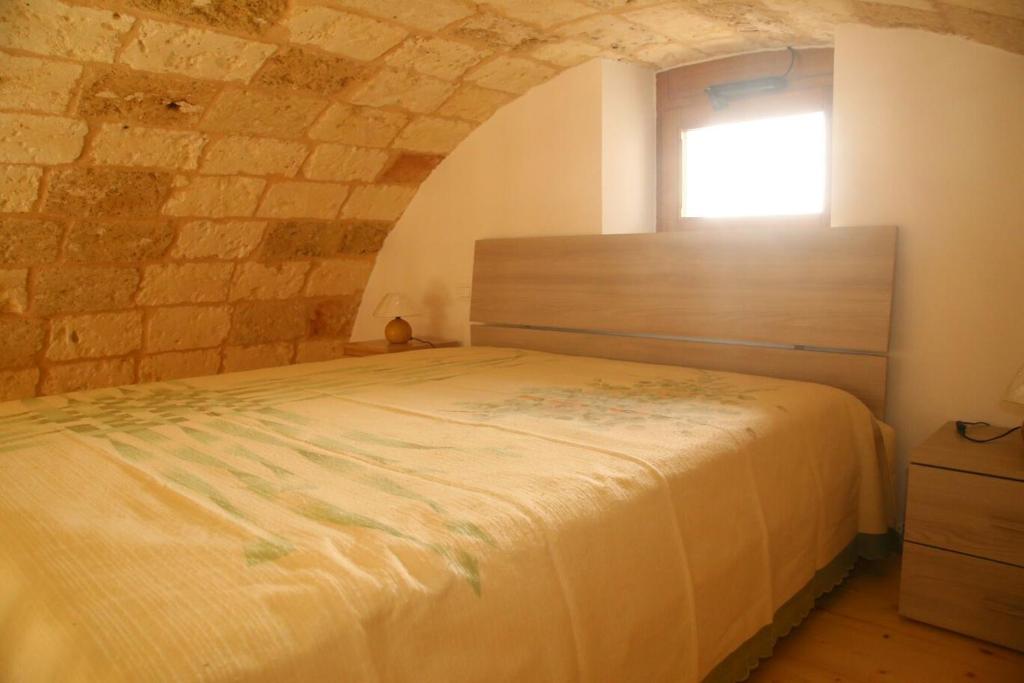 トリカーゼにあるCasa Vacanze La Corte Chiusaの窓付きの部屋にベッド付きのベッドルーム1室があります。