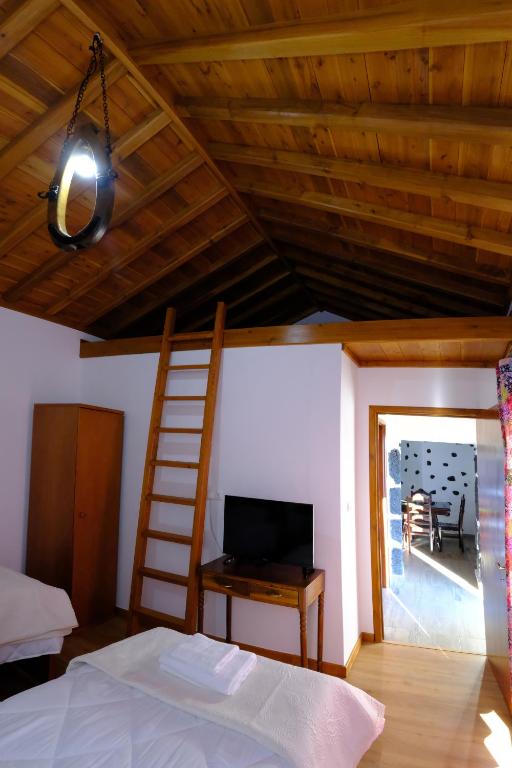TV a/nebo společenská místnost v ubytování Quinta do Fragoso