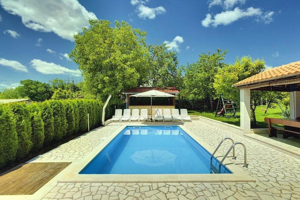 una piscina en un patio con un pabellón en Villa Semy, en Pazin