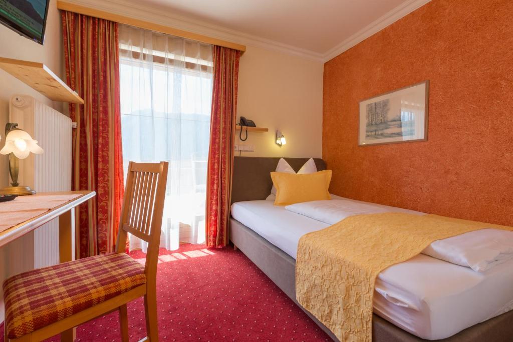 Postel nebo postele na pokoji v ubytování Hotel-Pension Das Platzl