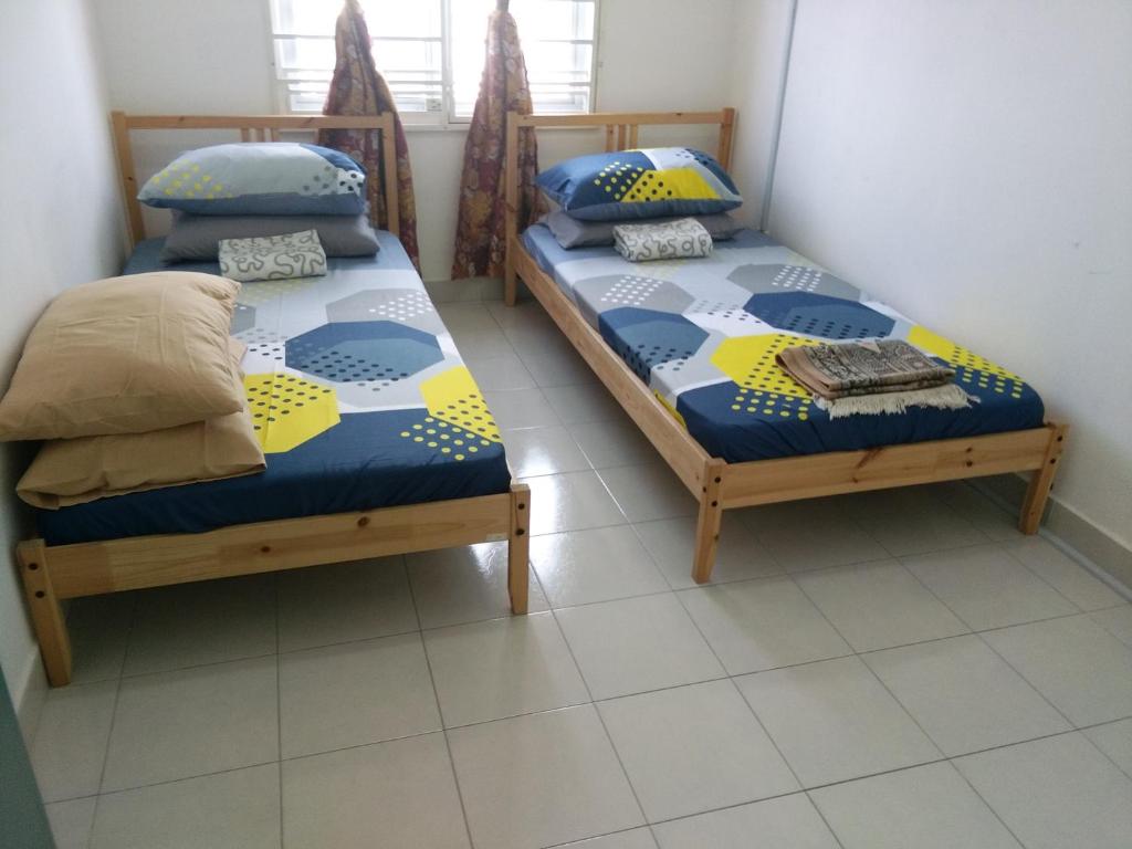 Postel nebo postele na pokoji v ubytování HomeStay D 11 Putrajaya NETFLIX WIFI