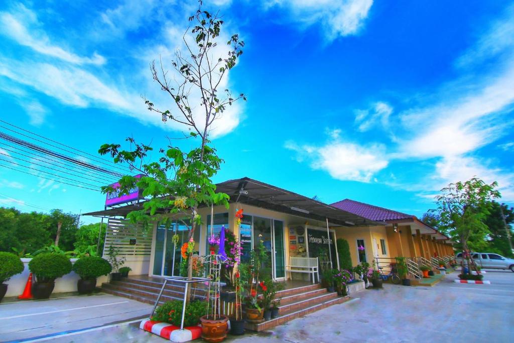 una casa con dei fiori davanti di Khaohom Resort a Nakhon Nayok