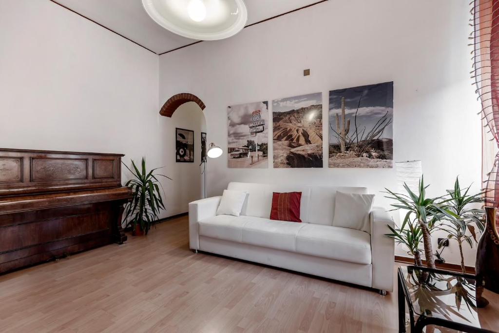 ミラノにあるHappy & Beautiful Flat in Milanのリビングルーム(白いソファ、ピアノ付)
