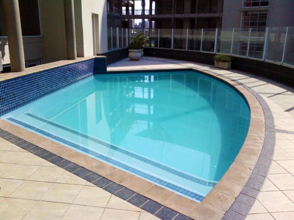 una gran piscina azul en un edificio en The Sails en Durban