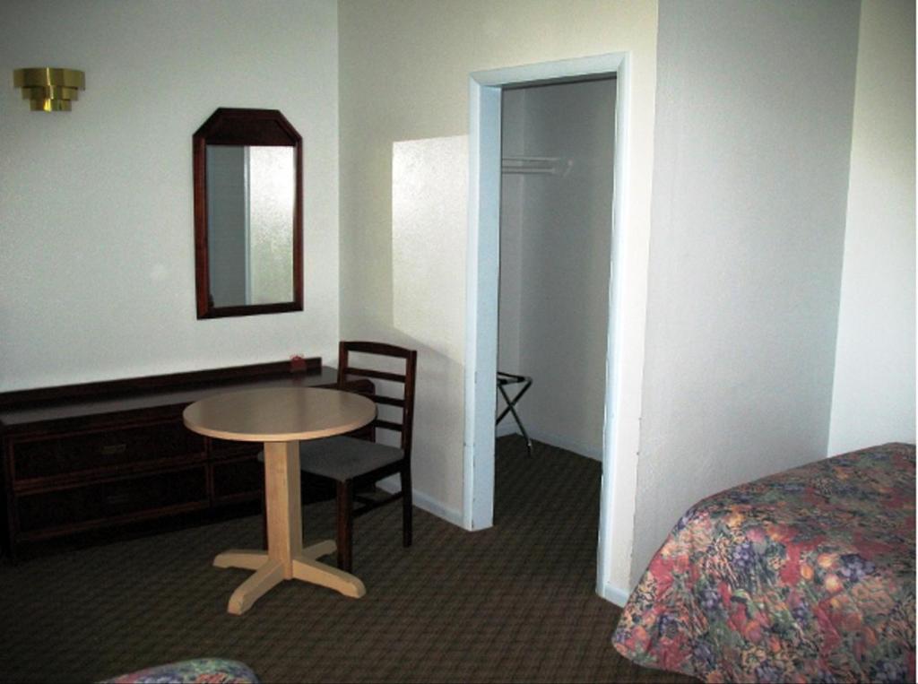 Postel nebo postele na pokoji v ubytování Golden West Motel