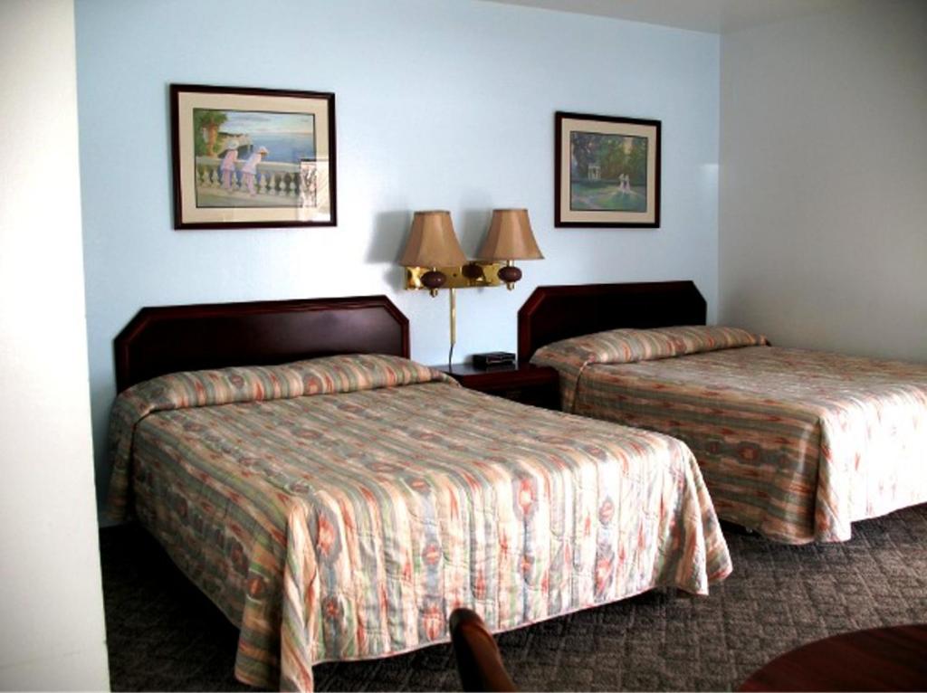 Postel nebo postele na pokoji v ubytování Golden West Motel