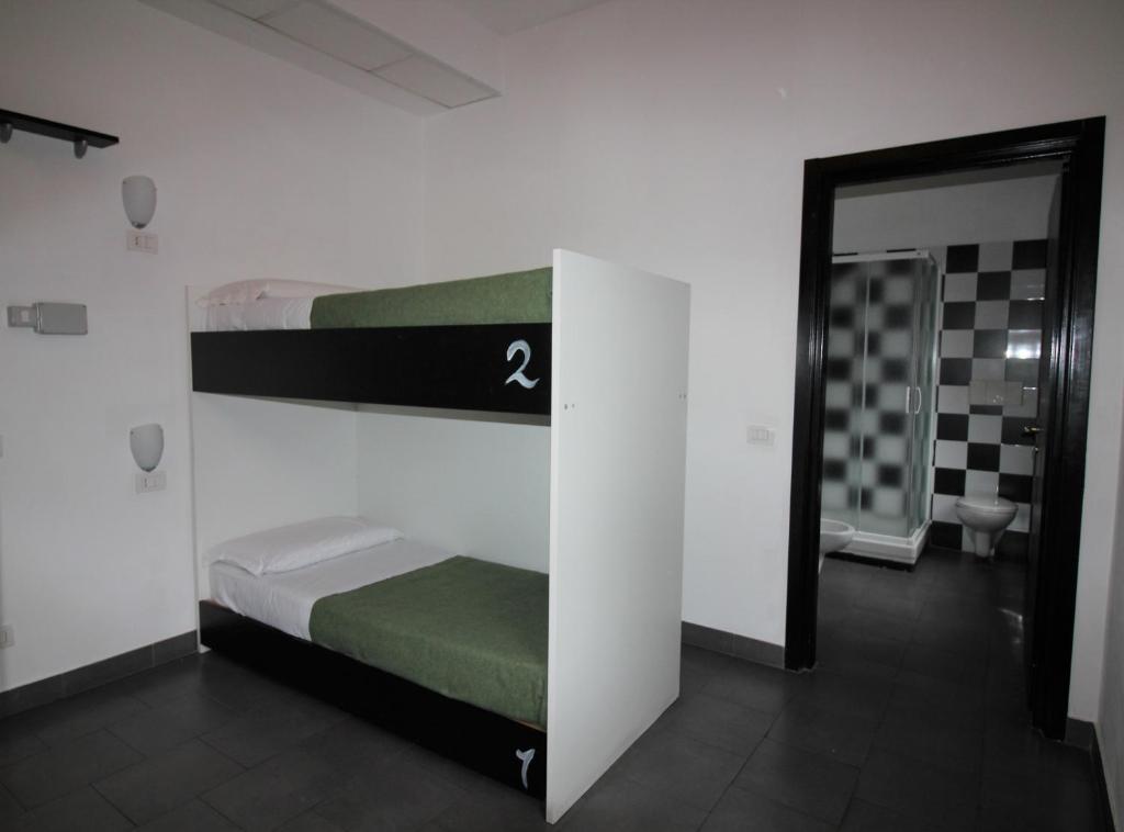 Postel nebo postele na pokoji v ubytování NEW GENERATION HOSTEL Milan center