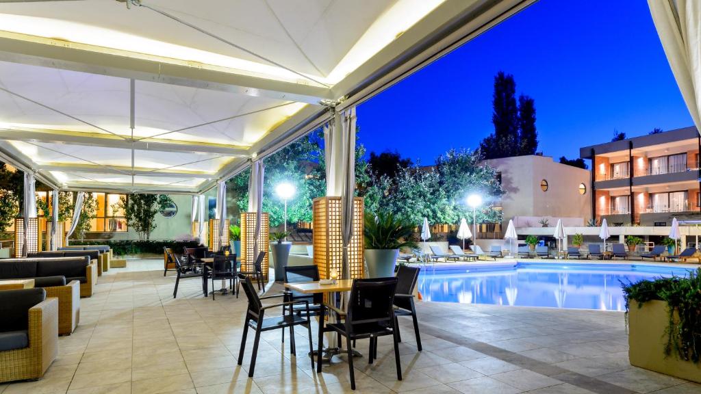 Bazén v ubytování Alexander Beach Hotel & Spa nebo v jeho okolí
