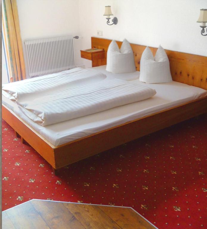 Postel nebo postele na pokoji v ubytování Lärchenhof