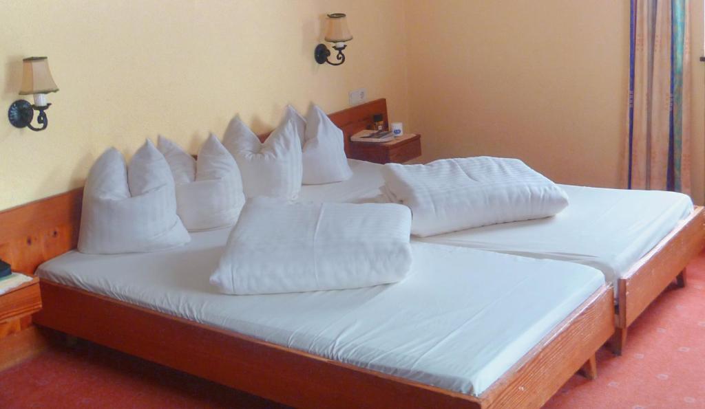 Postel nebo postele na pokoji v ubytování Lärchenhof