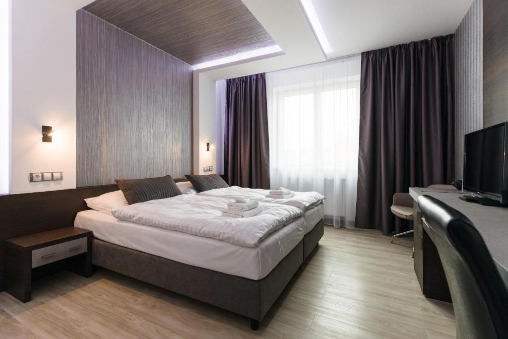 Postel nebo postele na pokoji v ubytování Hotel U Kostela