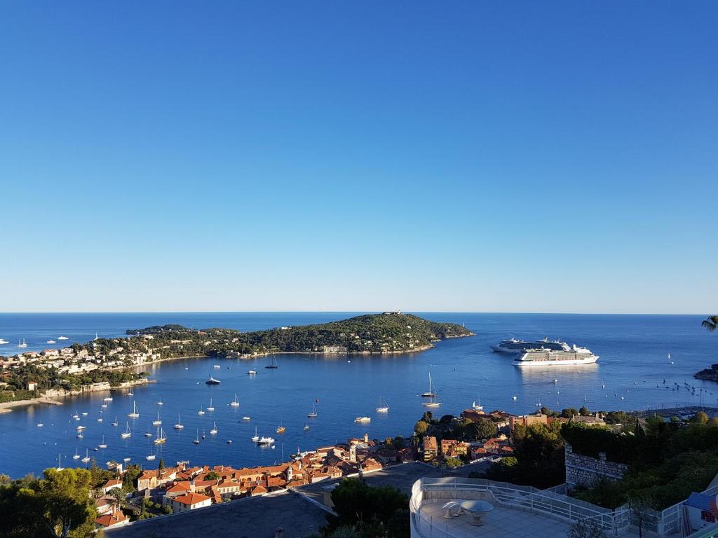 widok na port z łodziami w wodzie w obiekcie Le Rooftop 180 w mieście Villefranche-sur-Mer