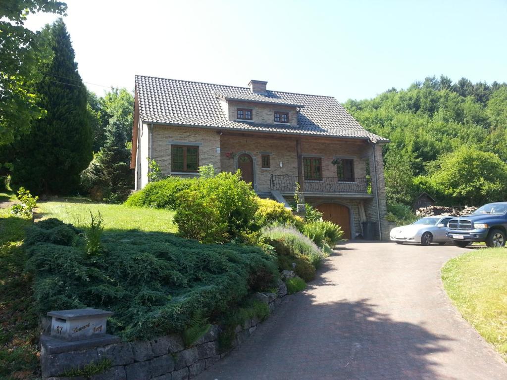 a house with cars parked in front of a driveway at Chambre d'hotes du Tailfer in Lustin