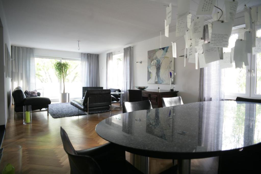 uma sala de estar com mesa e cadeiras em MOZART42 em Fellbach