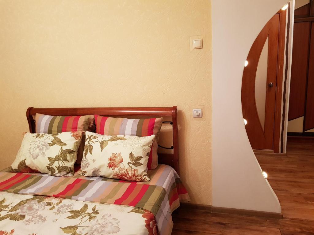 Студия في ستاري اوسكول: غرفة نوم صغيرة مع سرير مع وسائد