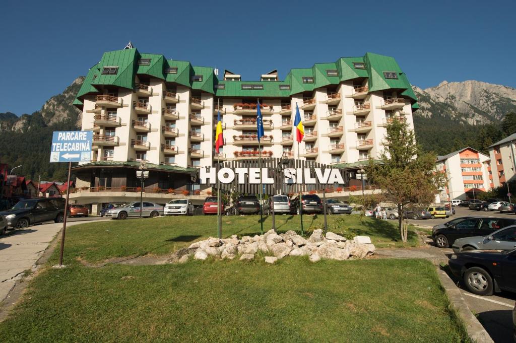 una señal de hotel frente a un edificio en Hotel Silva Busteni, en Buşteni