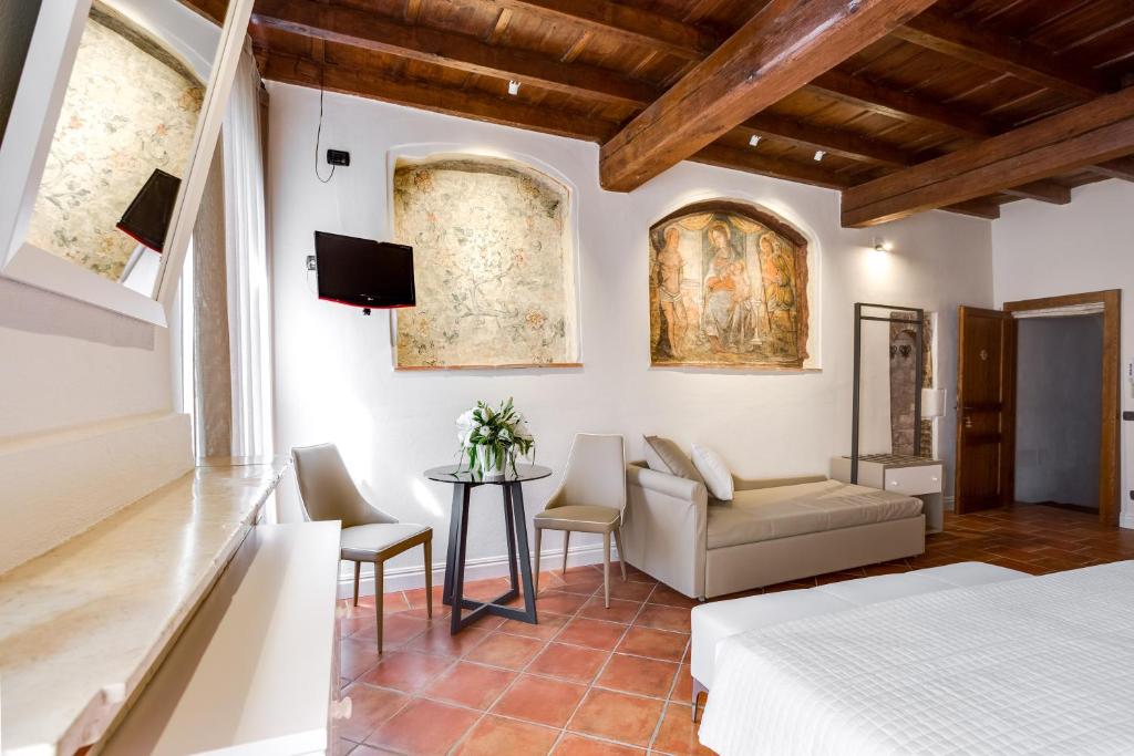 Łóżko lub łóżka w pokoju w obiekcie Ferrara Rooms
